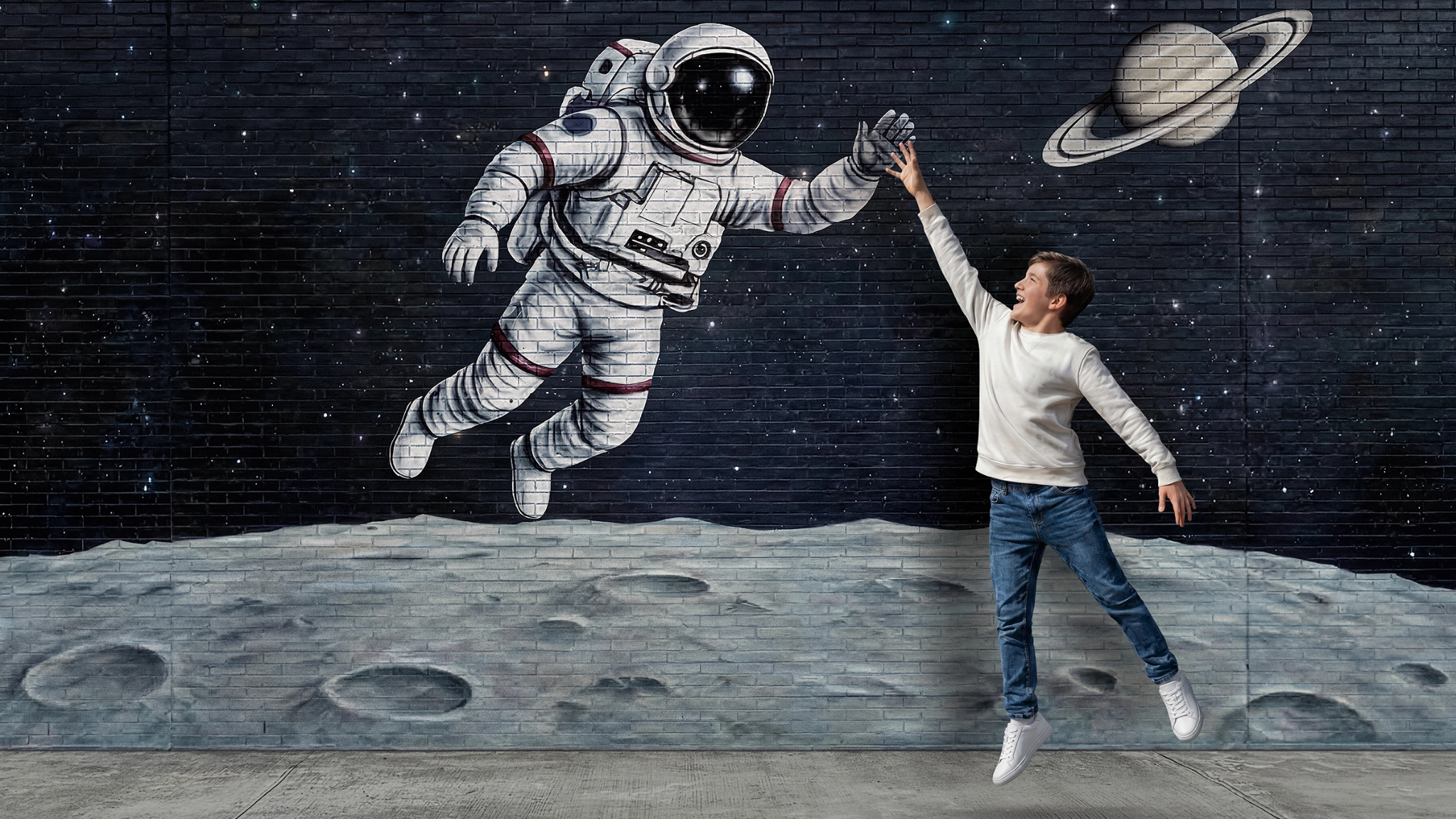 Kind klatscht einen Astronaut mit High 5 ab.