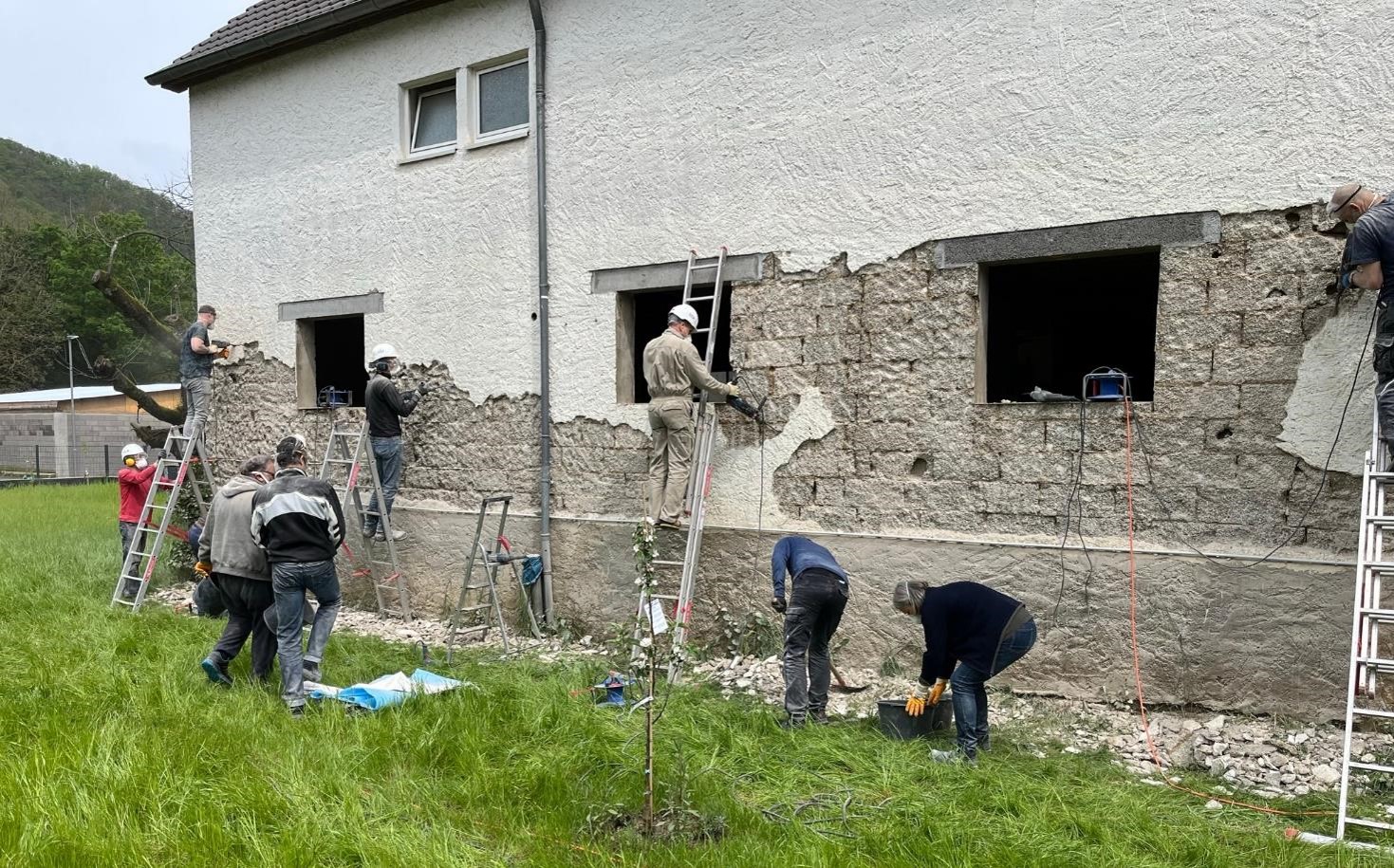 Mitarbeitende der Deka bei Sanierung eines Hauses im Ahrtal