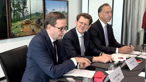 Drei Mitarbeitende der Deka sitzen an Konferenztisch und sind im Gespräch