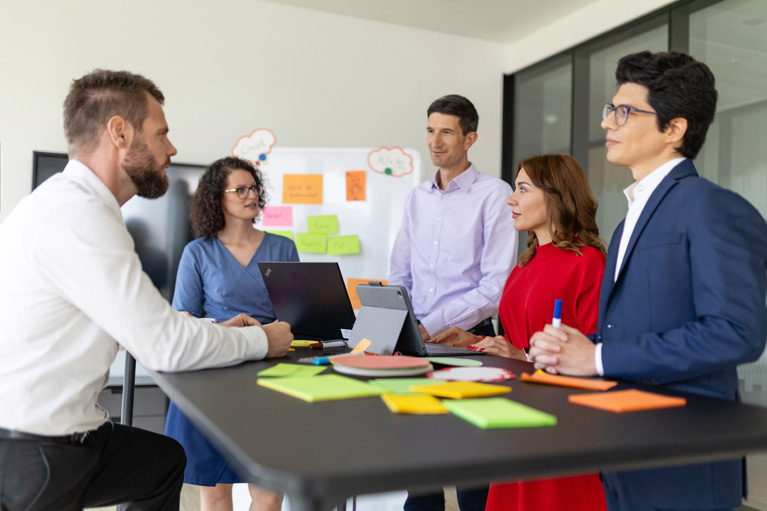 Deka employees in discussion.