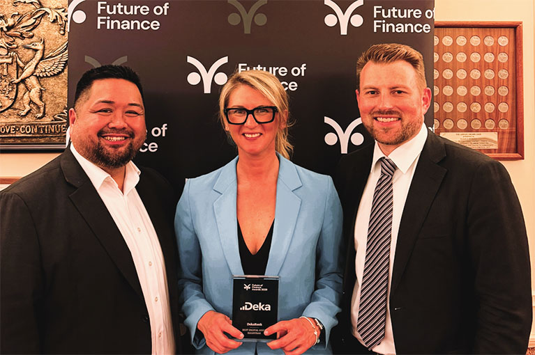 Viktor Banh, Olga Forst und David Felten mit dem Future of Finance Award