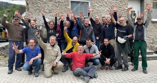 Mitarbeitende der Deka jubeln