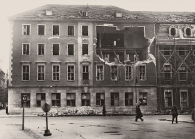 Das zerstörte DGZ-Gebäude um 1945