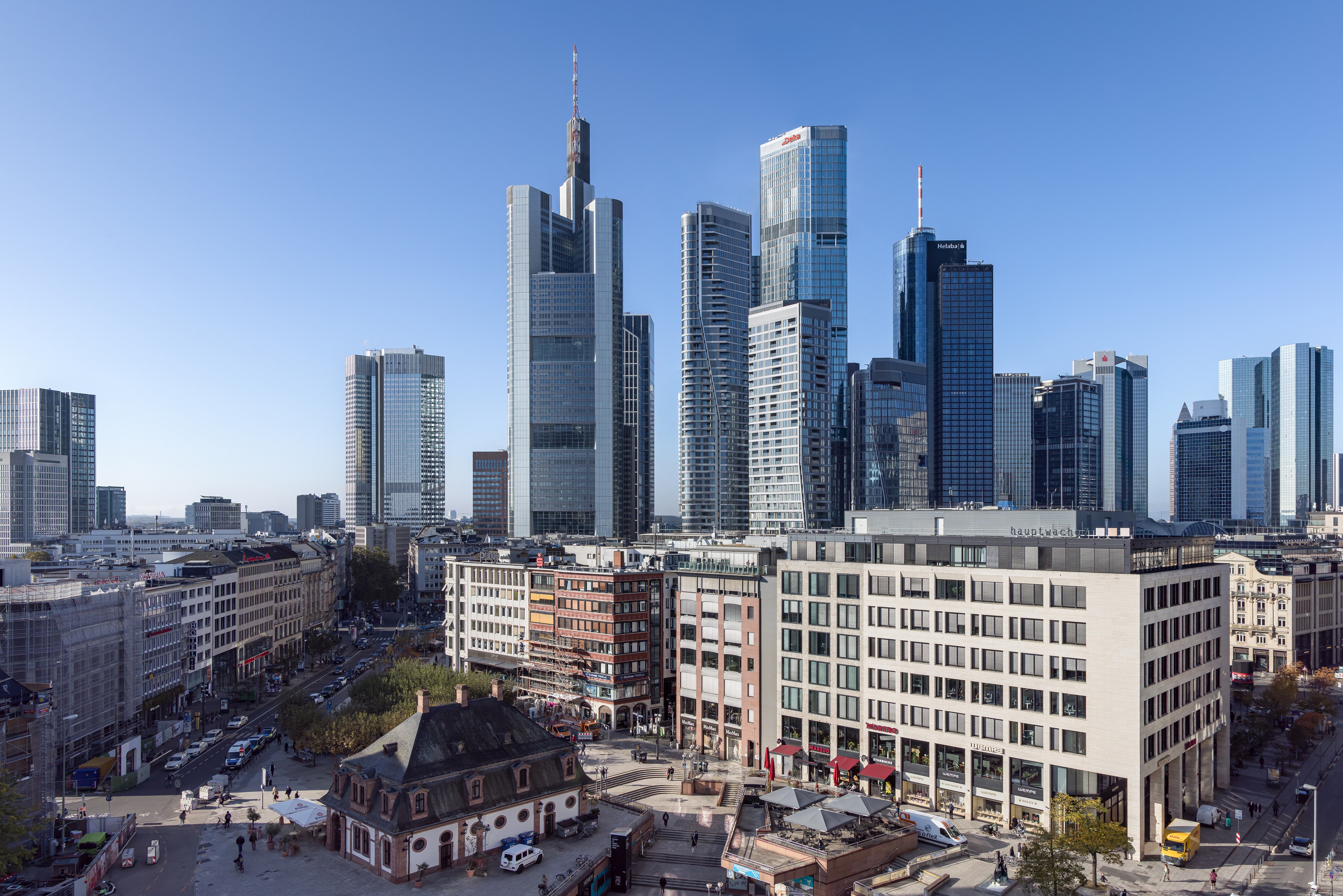 Lars Gruber Skyline von Frankfurt am Main, darin der Turm 1 des FOUR mit dem Deka-Logo