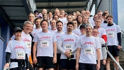 Gruppenfoto von Deka-Teilnehmenden beim Firmenlauf in Trier
