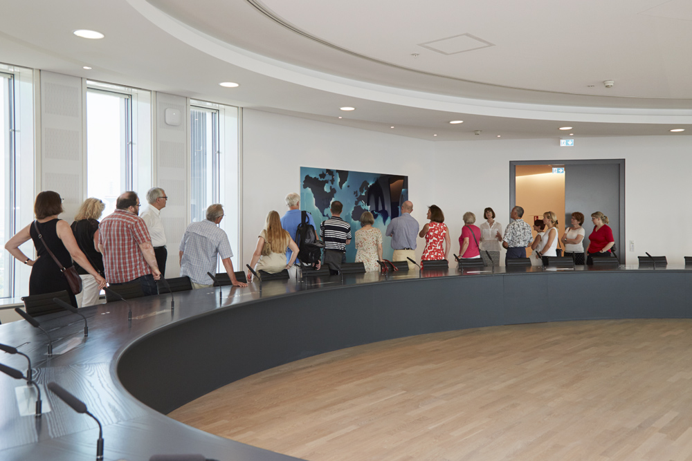 Kunst privat! - Hessische Unternehmen zeigen ihre Kunst Besichtigung eines Kunstwerkes im Rahmen der Veranstaltung "Kunst privat!"