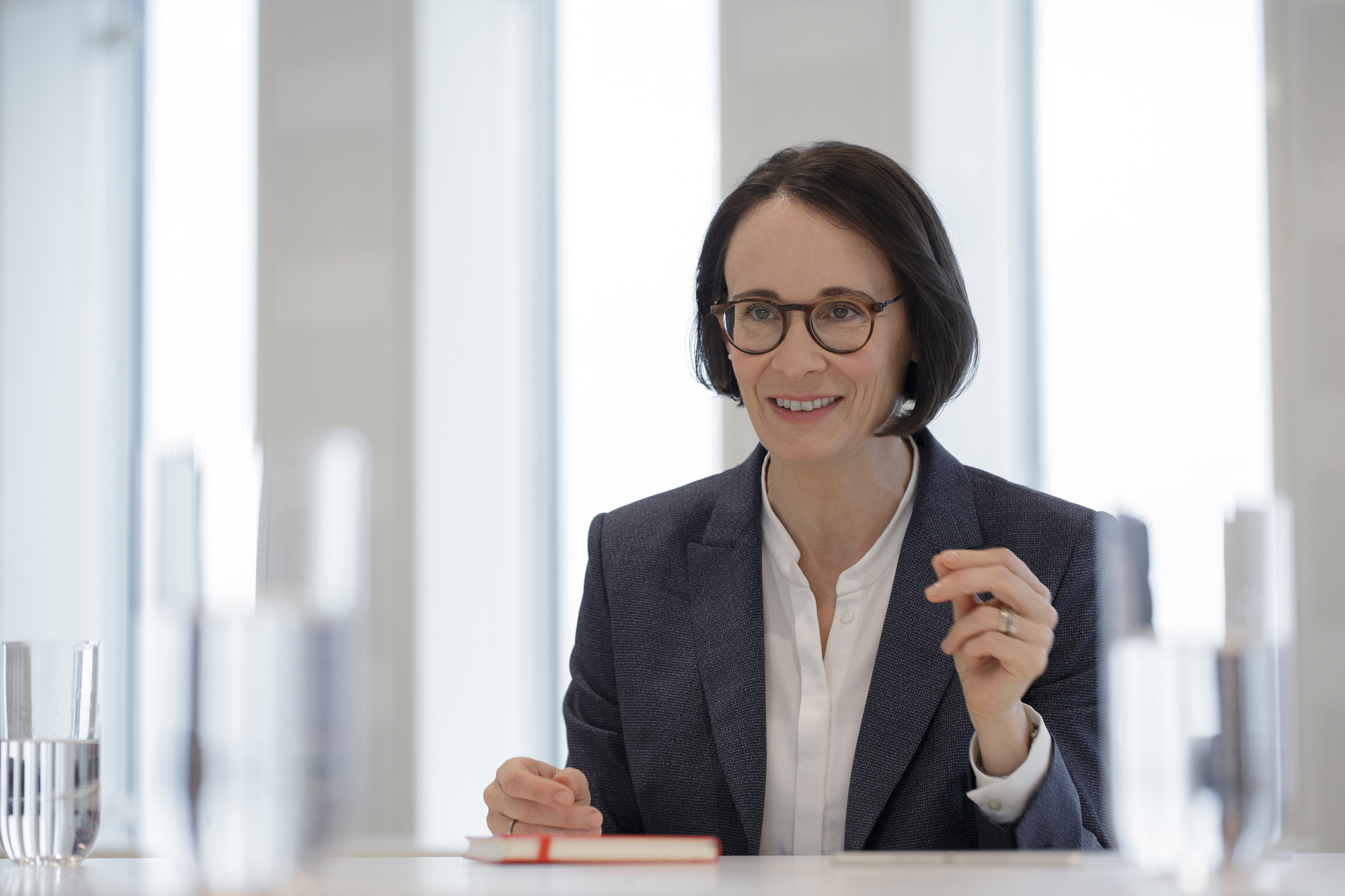 Deka-Vorständin Birgit Dietl-Benzin sitzt an Tisch und ist im Gespräch