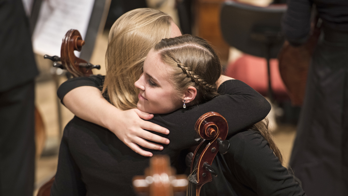 Zwei Musikerinnen des Bundesjugendorchesters umarmen sich