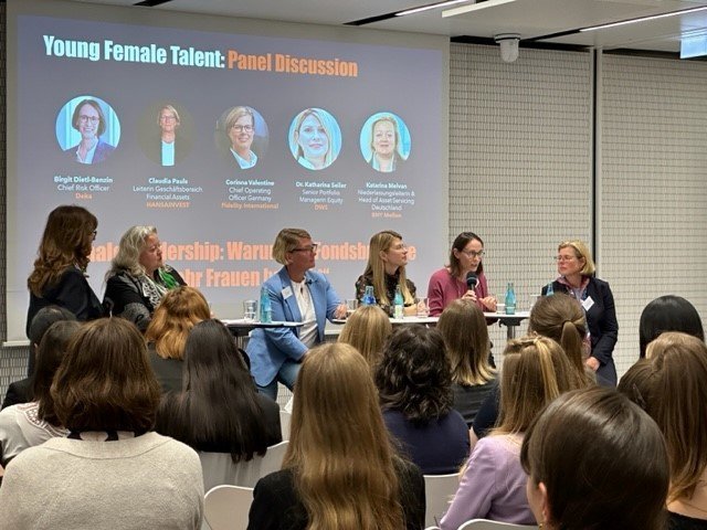 Young Female Talent: Panel Discussion Podiumsdiskussion mit Birgit Dietl-Benzin, Katarina Melvan (Niederlassungsleiterin & Head of Asset Servicing Deutschland, BNY Mellon), Angela Maragkopoulou (Chief Operating Officer, DWS), Corinna Valentine (Chief Operating Officer Germany, Fidelity International) und Claudia Pauls (Leiterin Geschäftsbereich Financial Assets, HANSAINVEST)