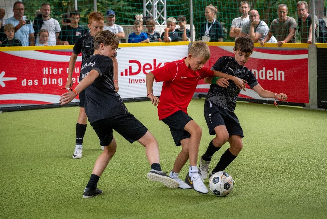 Vier Jungs beim Fußball spielen