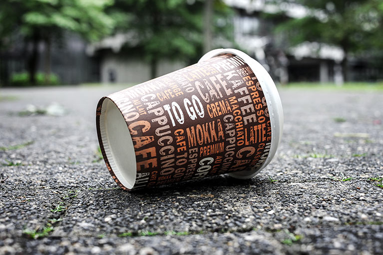 Achtlos weggeworfener Kaffeebecher auf der Straße