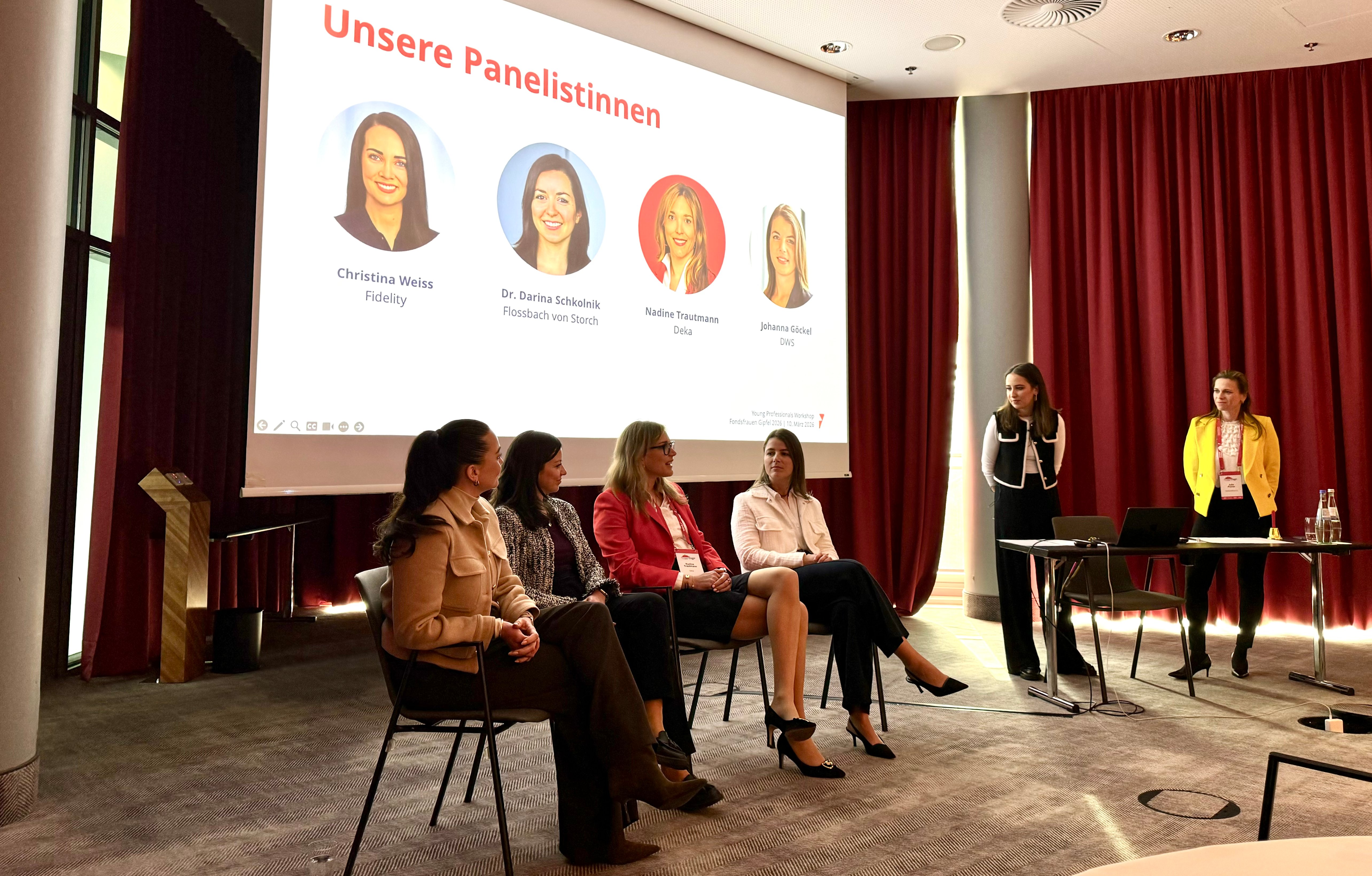 Vier Frauen sitzen auf Stühlen und unterhalten sich