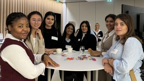 Zwei Frauen im Gespräch