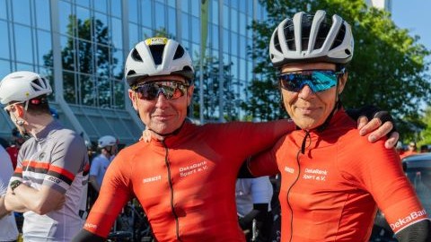 Foto von einem Mann und einer Frau mit Fahrradhelm und Sonnenbrille