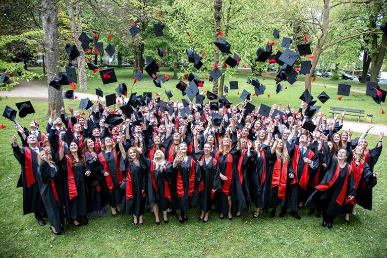 Gruppenfoto von Studierenden der Hochschule für Finanzwirtschaft und Management