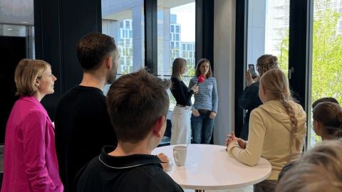 Kinder beobachten drei Frauen beim Dreh eines Videos