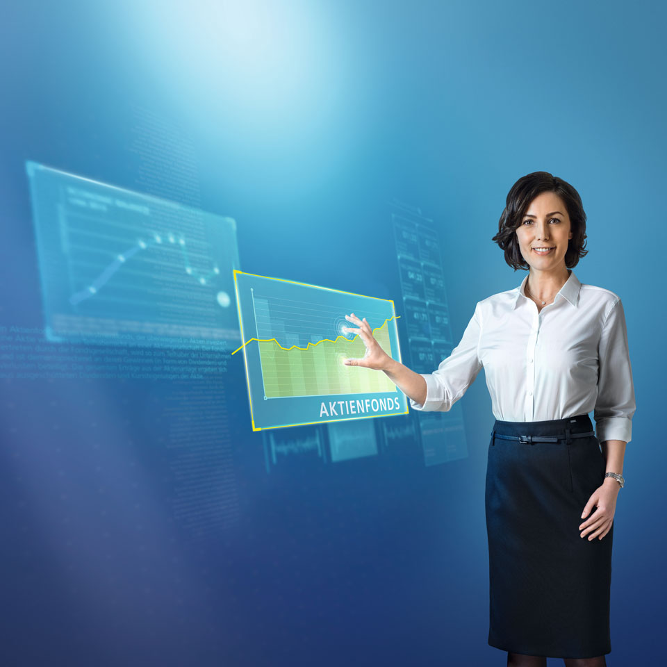 Frau zeigt auf einer virtuellen Wand Diagramme zum Thema Aktienfonds