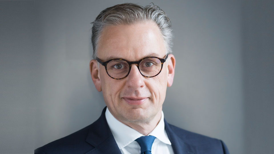 Paar unterh&auml;lt sich fr&ouml;hlich bei der Gartenarbeit